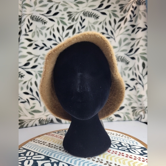 Saks Fifth AvenueFuzzy Bucket Hat one‎ size - Picture 4 of 9